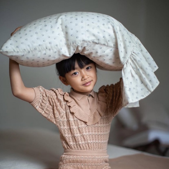 Elegant Cream Pillowcase with Ruffle Design